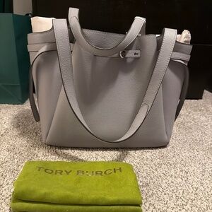 Tory Burch Romy pebbled large tote in light granite